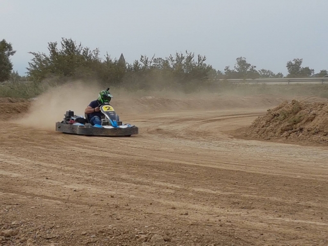  Pilote au volant du kart